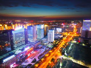 長(cháng)春路兩側澳龍廣場(chǎng)和上海大廈夜景