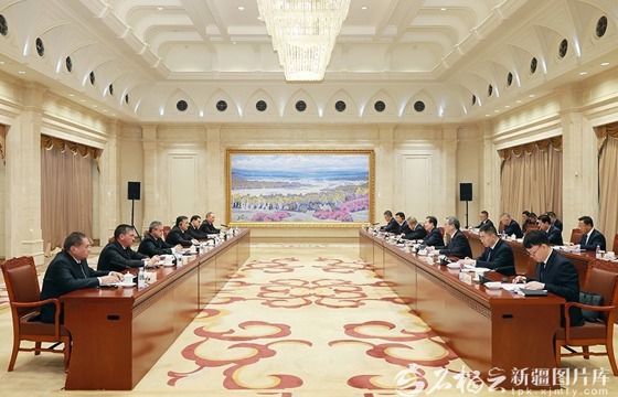 陳小江艾爾肯·吐尼亞孜會(huì )見(jiàn)土庫曼斯坦副總理阿塔哈雷耶夫